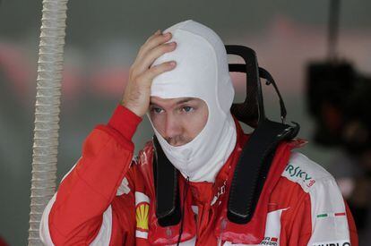 Sebastian Vettel se prepara para salir a rodar con su Ferrari en Sepang