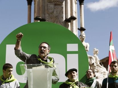 El portavoz de Independentistak, Txutxi Ariznabarreta, al t&eacute;rmino de la manifestaci&oacute;n.