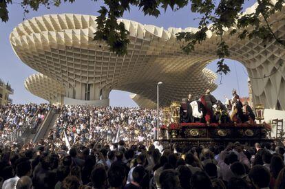 <b>DOMINGO DE RAMOS. Sevilla.</b> Cientos de personas observan el paso de La Cena en la plaza de la Encarnación.