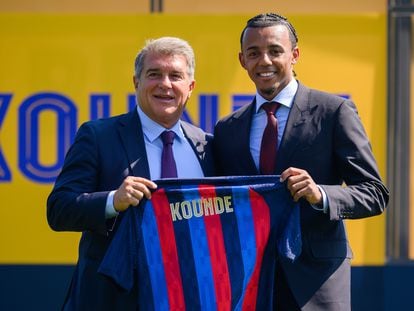 Joan Laporte y Jules Koundé, en la presentación del jugador en la Ciudad Deportiva.