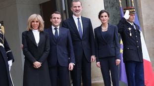 Los Reyes, a su llegada a un almuerzo ofrecido por el presidente de Francia, Emmanuel Macron y Brigitte Macron. En vídeo, el discurso de Felipe en París.