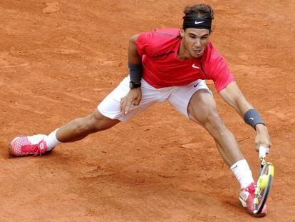 Nadal golpea la bola en la final de Roland Garros ante Djokovic