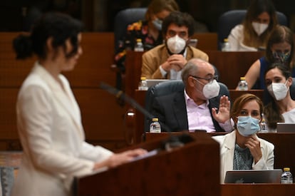 La líder de la oposición, Mónica García (Más Madrid), en la primera fila a la derecha, sigue la intervención de Isabel Díaz Ayuso.