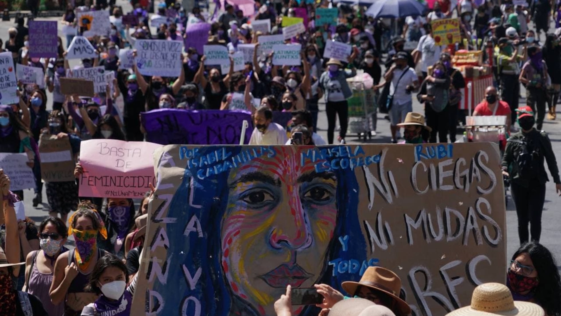 AMLO: López Obrador asegura que las mujeres no llenaron el Zócalo el 8-M  por rechazo a la violencia de las protestas | EL PAÍS México