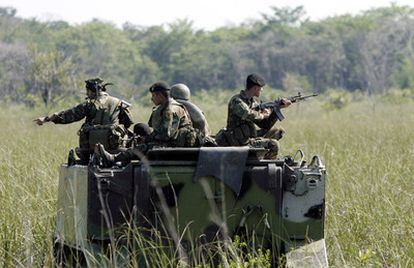 Soldados de Guatemala durante una operación antidroga cerca de la frontera con México en 2006.
