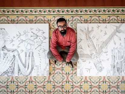 Sergio García Sánchez, el pasado 29 de febrero en su casa de Sierra Nevada, entre dos lienzos de 'Guerra'.