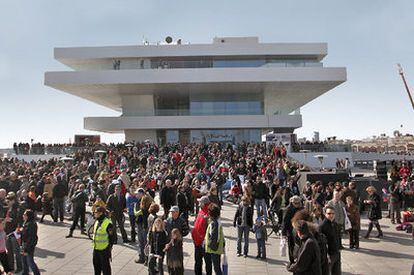 Miles de personas se acercaron ayer a la dársena interior del Puerto de Valencia para palpar en primera línea el ambiente que rodea la regata por la disputa de la Copa del América.