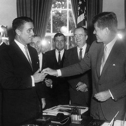 Robert S. Shriver (izquierda) recibe de Kennedy, en marzo de 1961, la pluma con la que firmó la fundación de los Cuerpos de Paz.