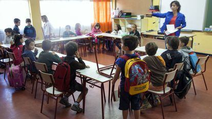 Varios alumnos en una clase de un colegio público en El Boalo (Madrid).