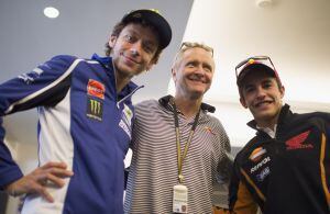 Valentino Rossi y Marc Márquez posan con Kevin Schwantz