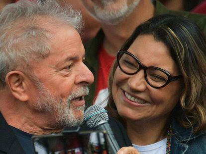 El expresidente Lula da Silva junto a su prometida Rosangela da Silva.