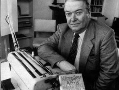 Kingsley Amis, retratado en 1987 con Los viejos demonios, la novela que le valió el Premio Booker.