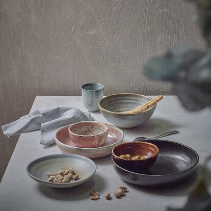 HK Living Home Chef dinnerware with reactive glazes in pink, mauve and smoke.