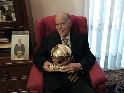 Luis Suárez, en su casa de Milán con el Balón de Oro el pasado octubre.