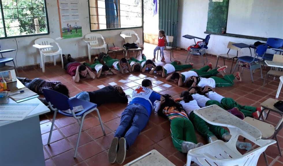 Un grupo de niños participa en un taller de mitigación del riesgo en el Catatumbo,donde el CICR les enseña  a reducir el riesgo de accidentes por artefactos explosivos improvisados. 
