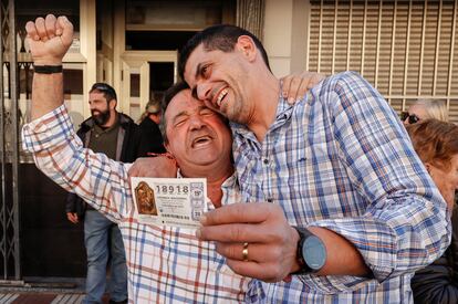 Un bar de la localidad de Tavernes de la Valldigna ha repartido unos 3,75 millones de euros del tercer premio de a Lotería del Niño, el 18.918.El bar La Ribera, ha vendido entre su clientela alrededor de 150 décimos del tercer premio, comprados en la administración número 3 de Alzira.
