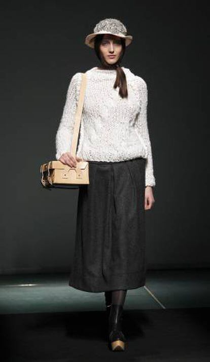 Una modelo luce hoy un diseño de la firma Miriam Ponsa en la pasarela de moda 080 Barcelona Fashion. EFE/
