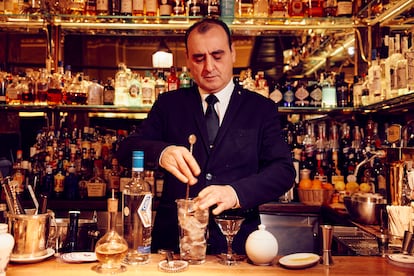 Javier Rufo, barman y encargado de camareros del Bar Cock, prepara un cóctel tras la barra.