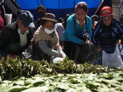 Pobladores extienden hojas de coca sobre aguayos, un tejido típico andino de colores, en la celebración del Día del Acullico en La Paz (Bolivia).
