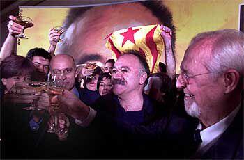 Josep Lluís Carod, ayer, celebrando los resultados con Jordi Carbonell y Pere Esteve.