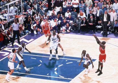 Sexto partido de la final de la NBA de 1998. Los Bulls se miden a los Jazz en el Delta Center de Utah. Michael Jordan encesta la última y decisiva canasta del partido que le valió su sexto anillo.