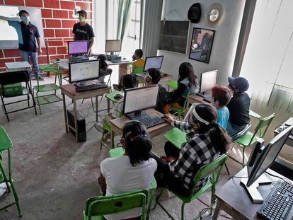 Una maestra de la asociación civil Utopía imparte una lección de informática a niños de la colonia Escalerillas en Chimalhuacan, Estado de México, México, el pasado 24 de febrero.