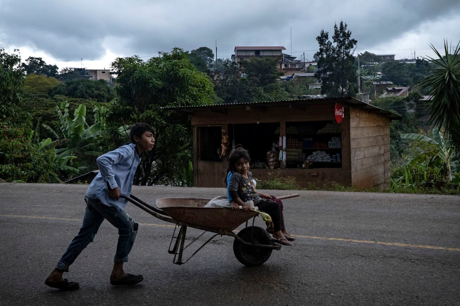 Un grupo de niños juega en la carretera de Ocosingo.