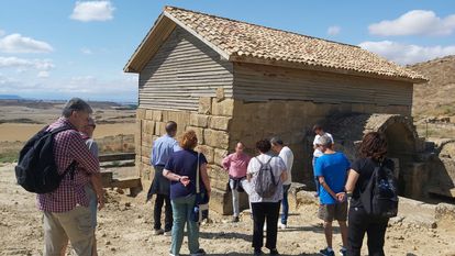 Visitantes de Los Bañales ante las termas romanas del yacimiento aragonés.