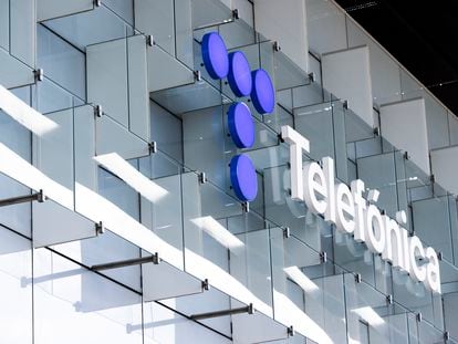 Vista del logotipo de Telefónica en su sede de Madrid.