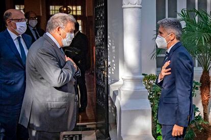 El ministro del Interior, Fernando Grande-Marlaska, derecha, saluda a su homólogo maroquí,  Abdelouafi Laftit , en Rabat.