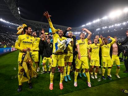 Los jugadores del Villarreal celebran el 3-0 con su hinchada en el Juventus Stadium.