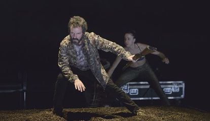 Los actores Toni Mira y Laia Durán, en una escena de la obra.
