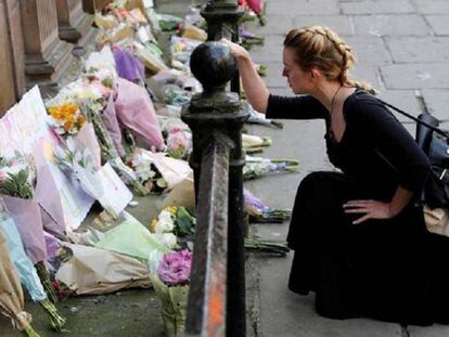 Una mujer deja flores por las v&iacute;ctimas del atentado en el Manchester Arena en mayo. 