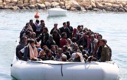 Un grupo de extranjeros interceptados por las autoridades libias regresan al puerto de Trípoli.