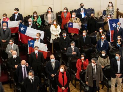 Constituyentes de derecha en el pleno de la Convención Constitucional en que se hizo entrega del texto final de la propuesta de Carta Magna.