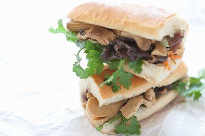 Puestos callejeros, heladerías o zonas de tapas. De Bangkok a Vitoria-Gasteiz, proponemos ocho paseos por locales auténticos, deliciosos y baratos. Para empezar, una pista neoyorquina: los sandwiches vietnamitas de la Bánh Mì Saigon Bakery.