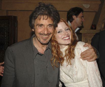 Al Pacino y Jessica Chastain posan durante la fiesta posterior a estreno de la obra 'Salomé' en Los Ángeles en 2006.