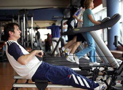 Ir al gimnasio es uno de los propósitos habituales de año nuevo. En la imagen, un centro deportivo de Alcobendas (Madrid).