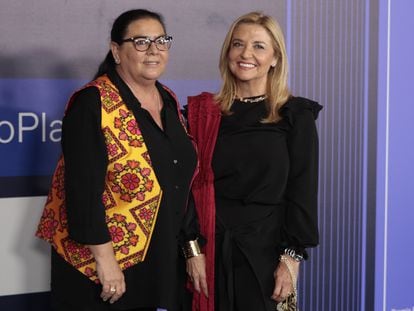 María del Monte e Inmaculada Casal a su llegada a la entrega del Premio Planeta, en el Museu Nacional d'Art de Catalunya (MNAC), el 15 de octubre de 2022.