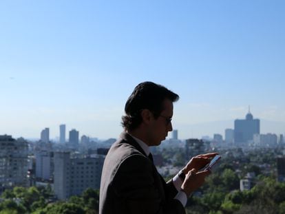 Un hombre hace uso de una red de datos móviles en Ciudad de México.