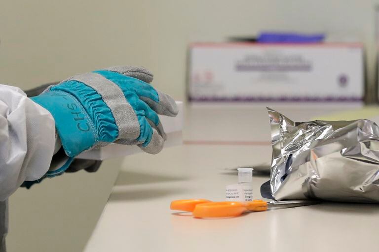 Un investigador maneja una muestra de una potencial vacuna contra el Covid-19,en el Kaiser Permanent Washington Health Research Institute, en Seattle ( EE UU)