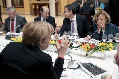 Merkel habla con Salgado en presencia de Zapatero, Rubalcaba y Toxo.
