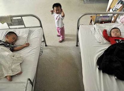 Tres niños afectados por la leche contaminada con melamina en un hospital de Wuhan, en la provincia de Hebei (China).