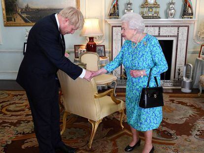 La reina Isabel II recibe a Boris Johnson, en el Palacio de Buckingham, este miércoles en Londres. En vídeo, declaraciones de Johnson.