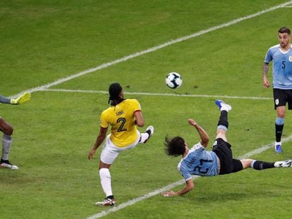Cavani marca el segundo gol de Uruguay ante Ecuador. 