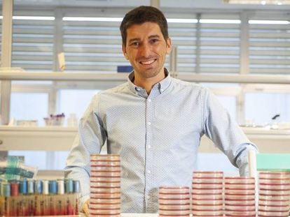 El médico Oriol Mitjà, que liderará el estudio catalán sobre el coronavirus, en los laboratorios del Hospital Germans Trias i Pujol de Badalona