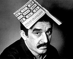 Gabriel García Márquez, a finales de los años sesenta con un ejemplar de <i>Cien años de soledad</i>.