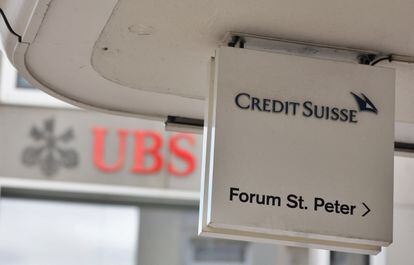 Logo de dos oficinas de UBS and Credit Suisse en Zurich, Suiza.