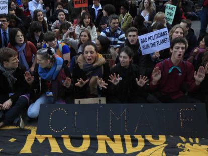 Activistas de Fridays for Future concentrados a las puertas de la COP25 de Madrid. / Á. GARCÍA / EPV