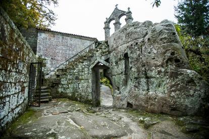 Una de las rutas de acceso del monasterio de San Pedro de Rocas (Ourense) a finales de noviembre.